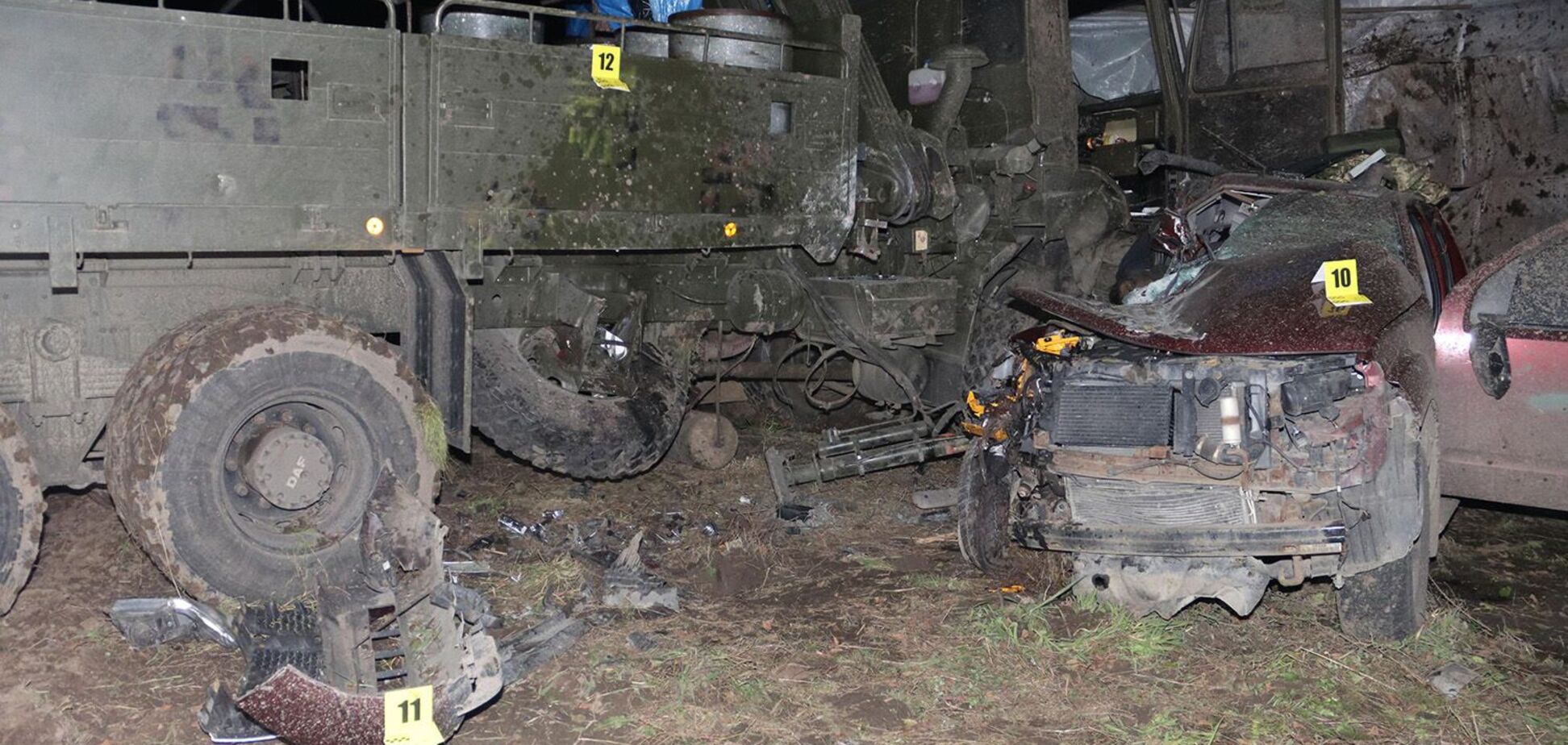 Авто вылетело с дороги и врезалось в грузовик: на Львовщине в ДТП погибли четверо военных