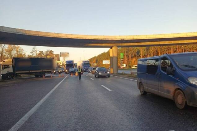 Під Києвом вантажівка протаранила недобудований міст та перекинулась: виник затор. Подробиці, фото та відео