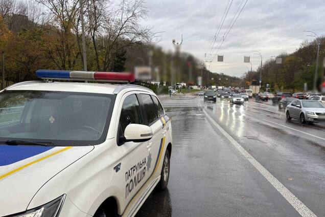 В Киеве на Печерске прорвало трубу: дорогу залило кипятком. Подробности, фото и видео