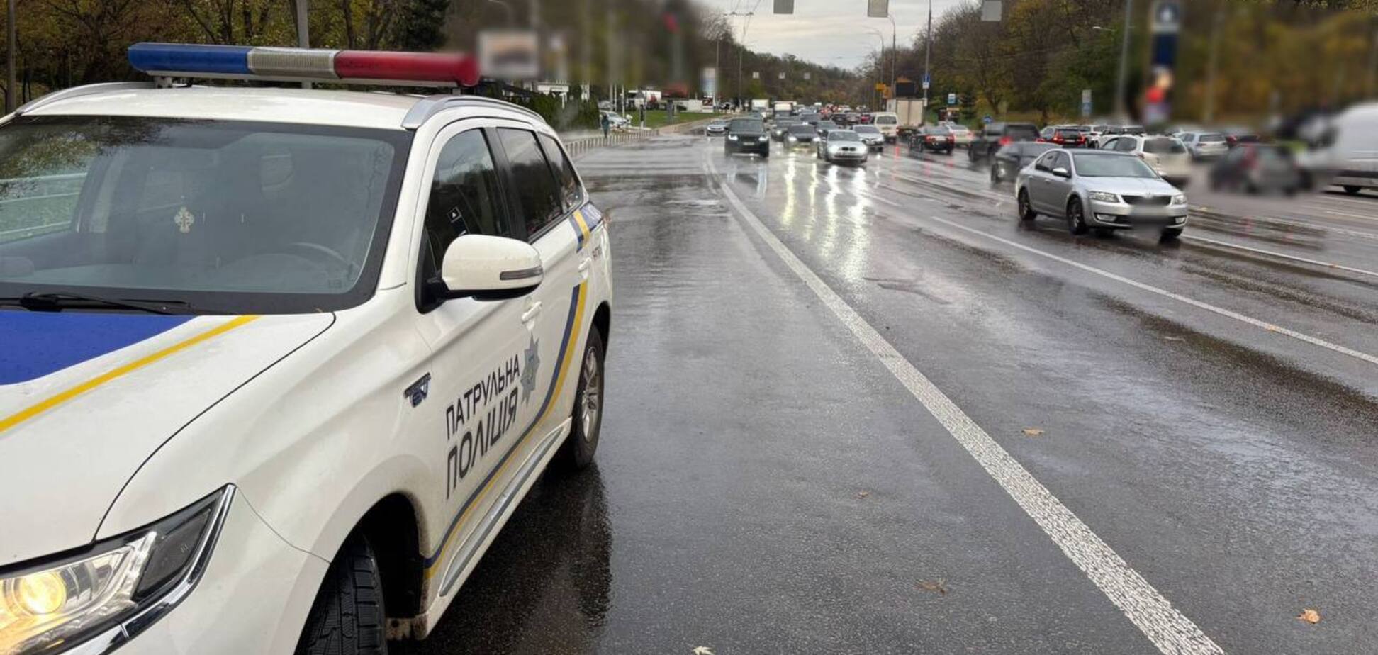 В Киеве на Печерске прорвало трубу: дорогу залило кипятком. Подробности, фото и видео