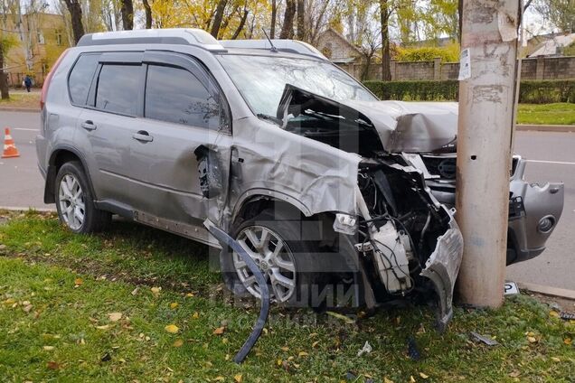 У Кривому Розі авто влетіло в стовп: водій загинув на місці. Фото й відео
