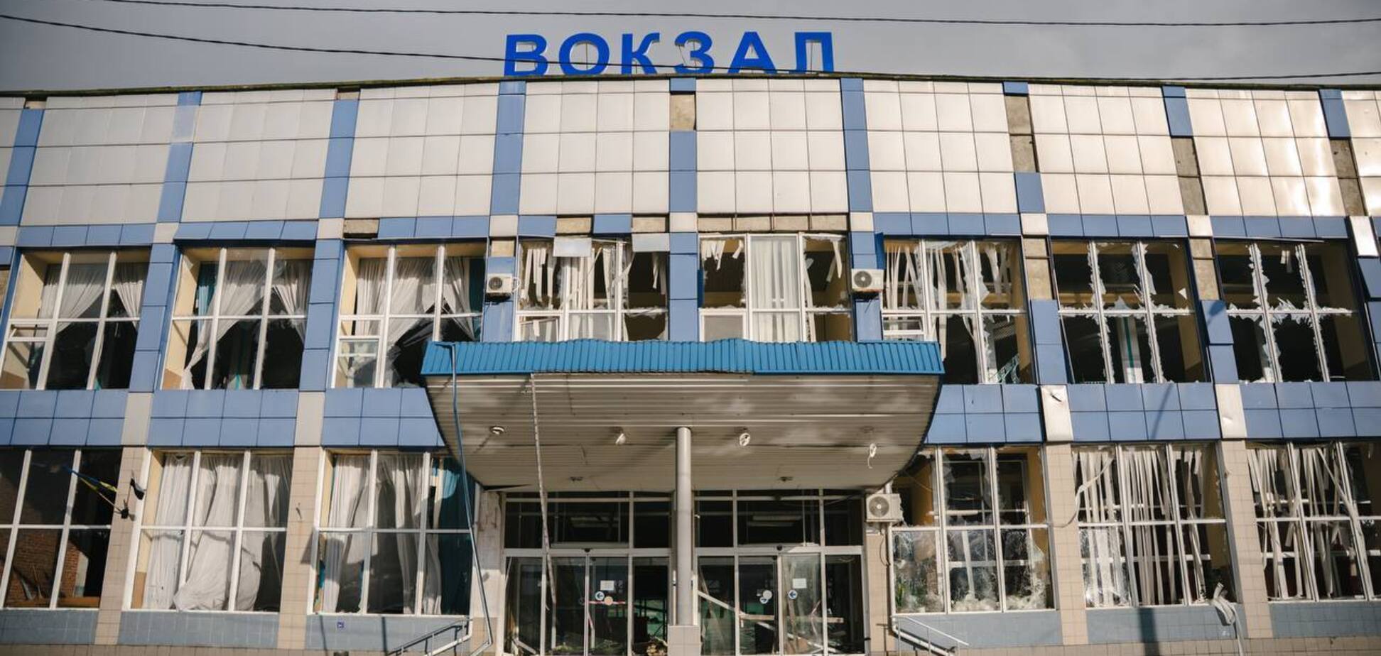 Повреждено депо, кассы не работают: выяснились последствия удара РФ по железнодорожному вокзалу в Сумах. Фото
