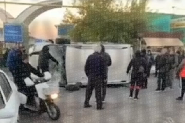 Ілюстрація. Натовп в Одесі перевернув бус ТЦК