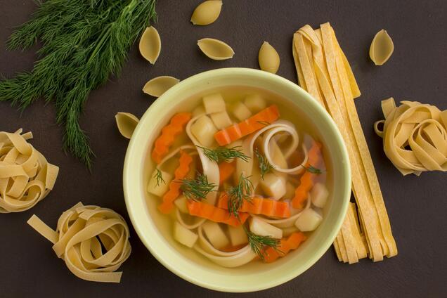 Як зварити суп, щоб вермішель не розварювалась: бульйон більше не буде мутним