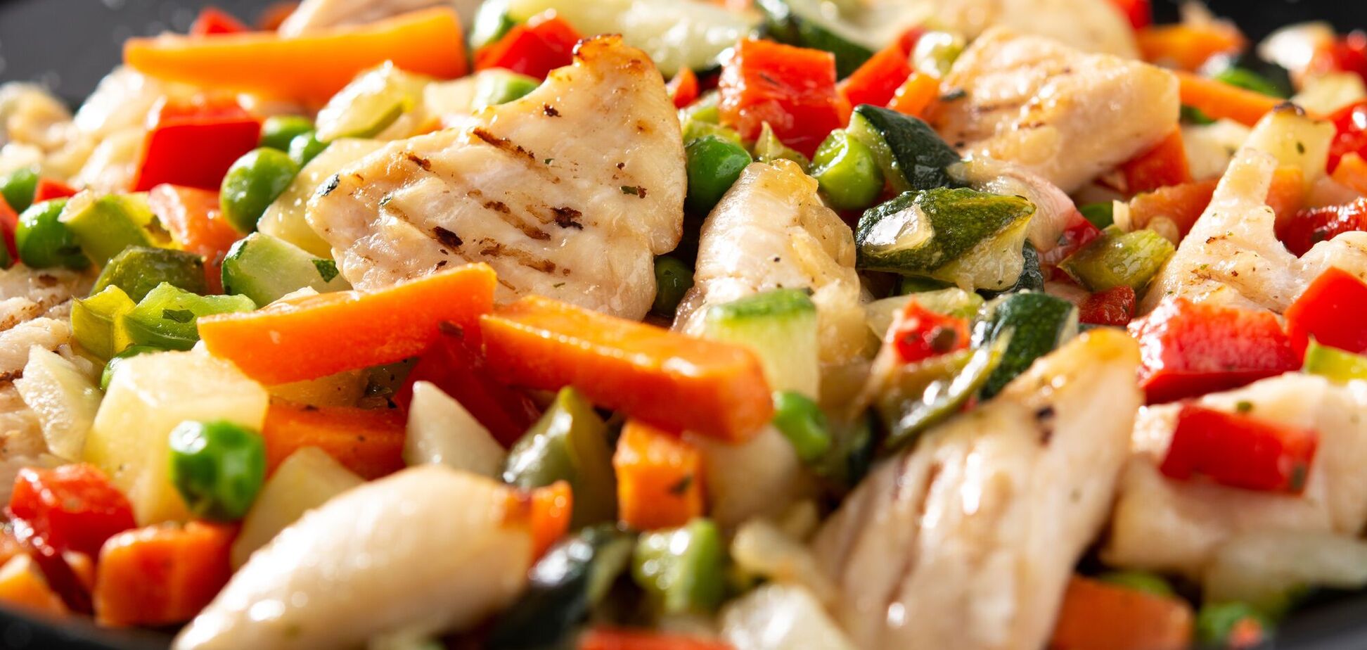 Теплий салат по-азійськи з куркою та печерицями: чим заправити