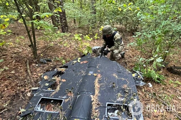 В Киеве на Дарнице нашли обломки вражеского дрона-камикадзе с боевой частью. Фото
