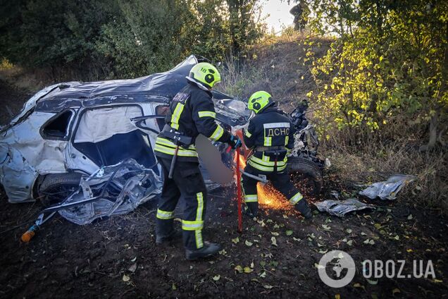 На Київщині легковик на швидкості з’їхав у кювет і перекинувся: є загиблі. Подробиці та фото