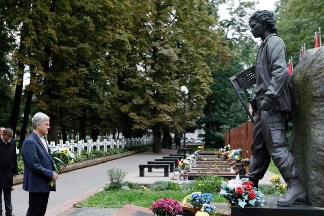'Був одним із перших на барикадах': Порошенко в Івано-Франківську вшанував пам'ять Героя Небесної сотні Гурика