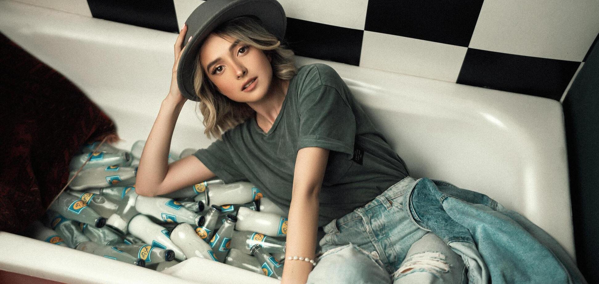 Больше не антитренд: Дженнифер Лоуренс вернула в моду джинсы, которые были у каждой