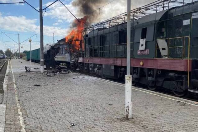 Знали, что бьют по гражданским: Зеленский показал последствия удара оккупантов по поезду в Сумской области. Видео