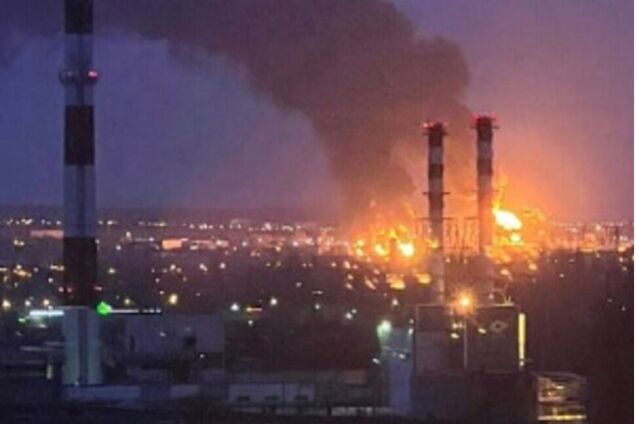 В России прогремели мощные взрывы: вспыхнули пожары, исчезли свет и вода. Фото и видео