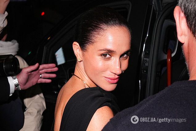 Меган Маркл впервые побывала на Неделе моды в Париже и попала в казус с поцелуем. Видео