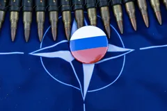 Иллюстрация — флаг РФ на фоне флага НАТО