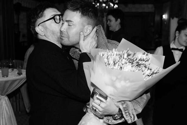 51-річний Олексій Суханов показав фото, де цілує чоловіка, та відповів коментаторам із 'хворою уявою'