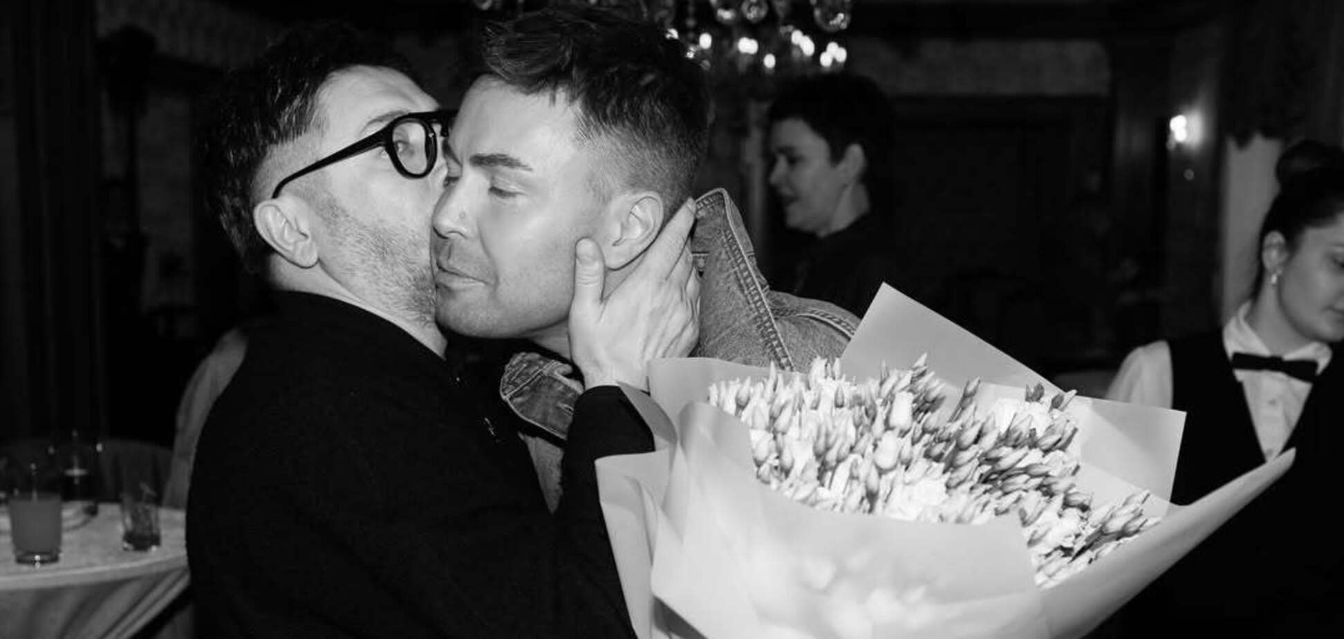 51-річний Олексій Суханов показав фото, де цілує чоловіка, та відповів коментаторам із 'хворою уявою'