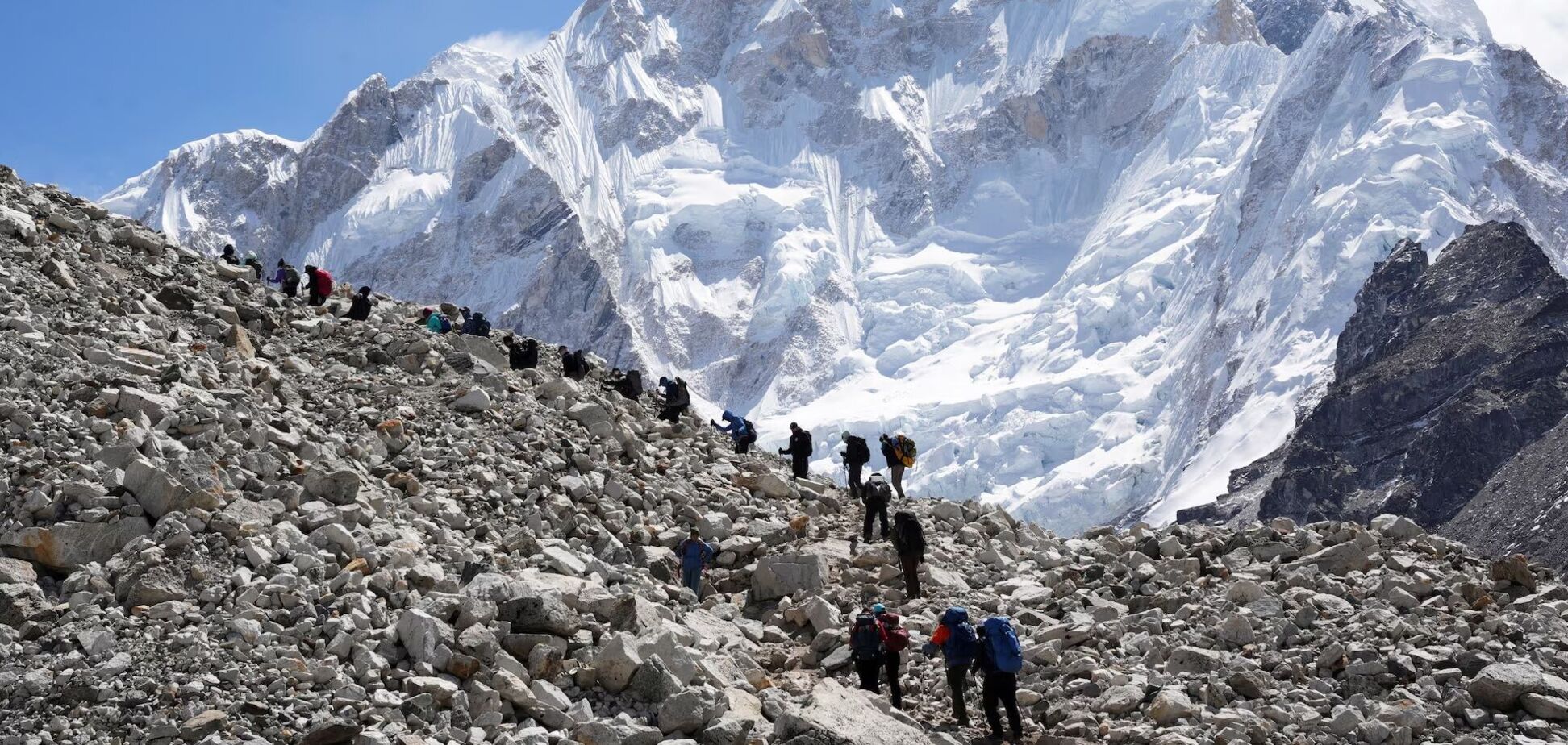 Смертельная ловушка: масштабный снегопад заблокировал тысячи людей на Эвересте