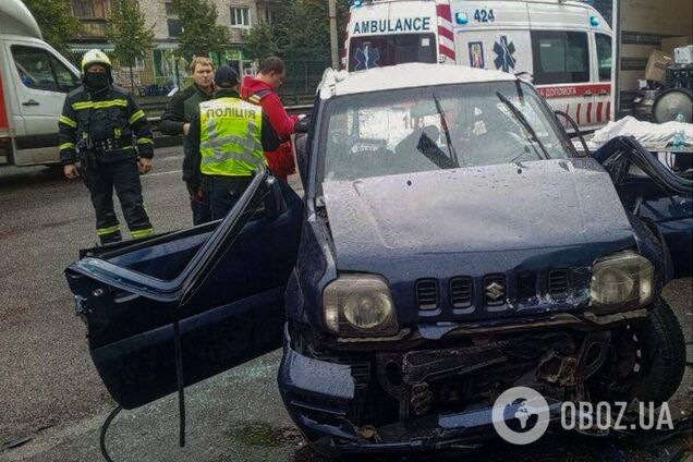 У Києві зіткнулись два легковики: рятувальники деблокували двох постраждалих з понівеченого авто. Фото