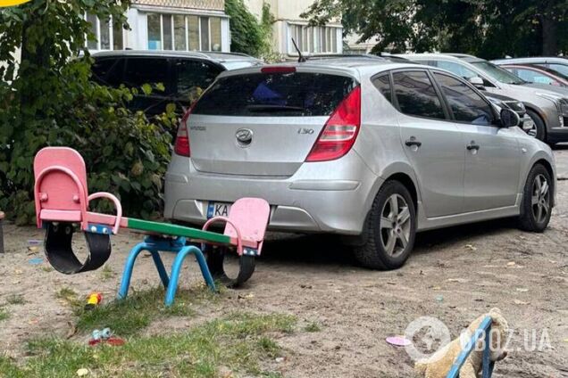 У Києві 'герой паркування' залишив машину на дитячому майданчику впритул до гойдалки. Фото