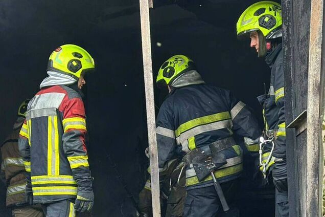 В Киеве вспыхнул пожар в двухэтажном здании: погиб человек. Фото