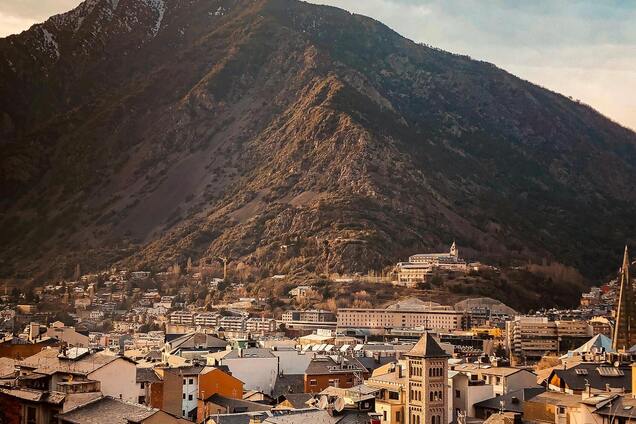 Нет аэропортов и вокзалов: чем поражает самая высокогорная столица Европы