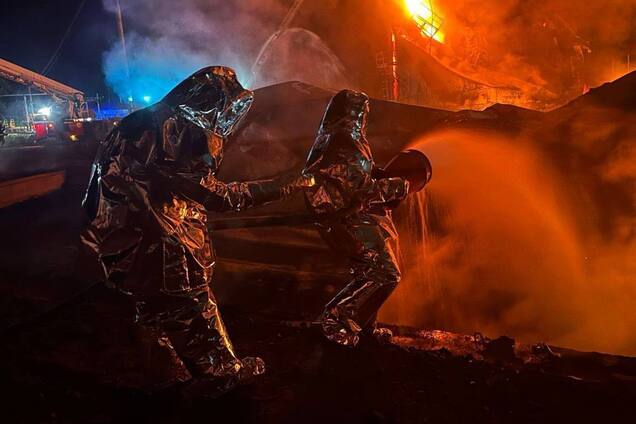 Ілюстрація - працівники ДСНС гасять пожежу
