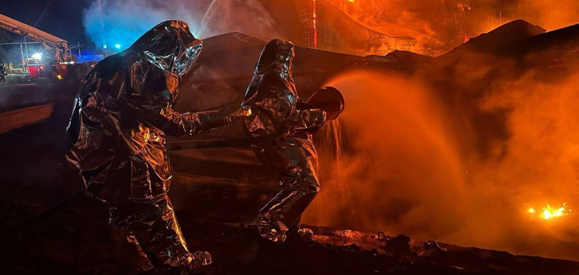 Ілюстрація - працівники ДСНС гасять пожежу