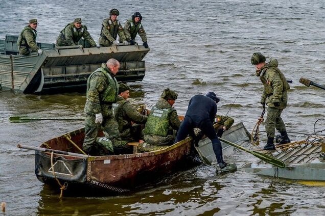 Прикордонники вдарили по човну з екіпажем окупантів, який переміщувався річкою. Відео