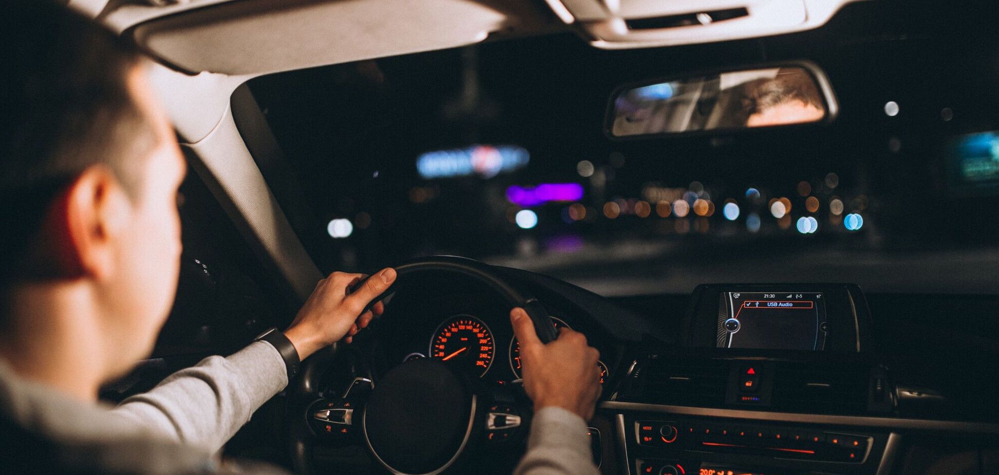 Ілюстрація - водій за кермом авто вночі