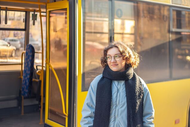 Як правильно – вийшов з автобуса чи з автобусу? Запамʼятайте просте правило про транспорт