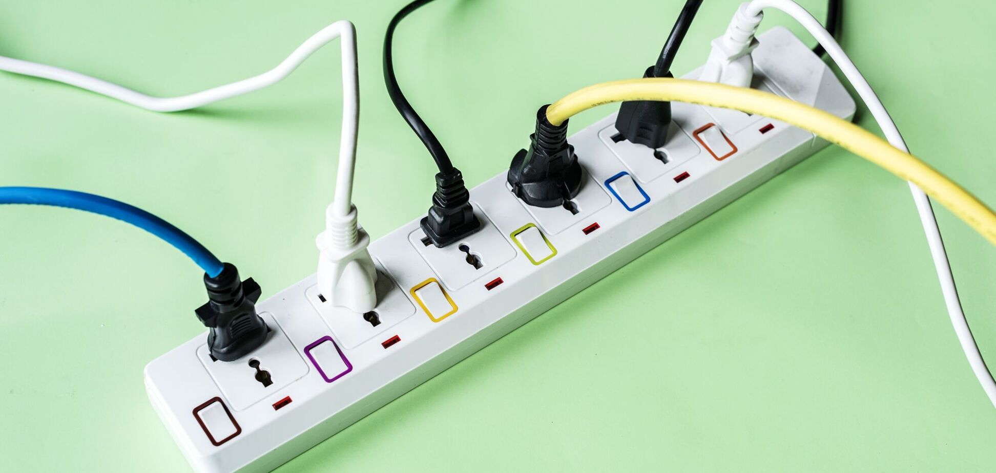 Только в розетку: какие приборы нельзя подключать к удлинителю