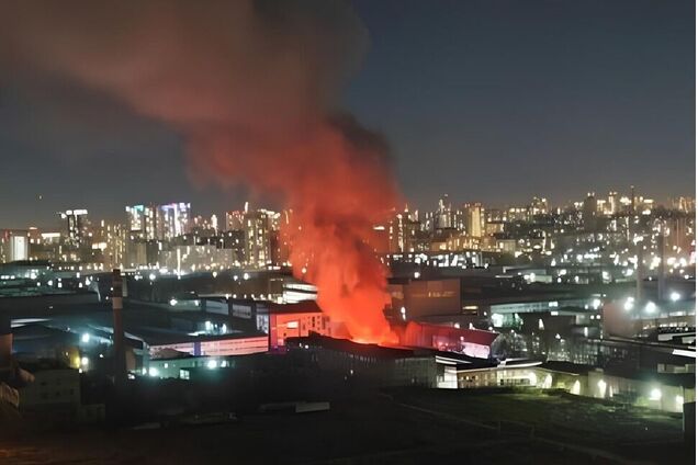 В Екатеринбурге жарко: загорелась крыша завода, где изготавливают оборудование для АЭС и ТЭЦ. Фото, видео