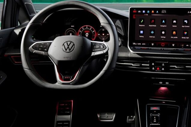 Украинцы массово покупают старые авто