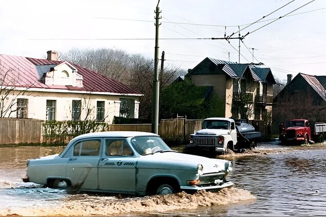 Плавали човнами: у мережі показали старі фото повені у Чернігові