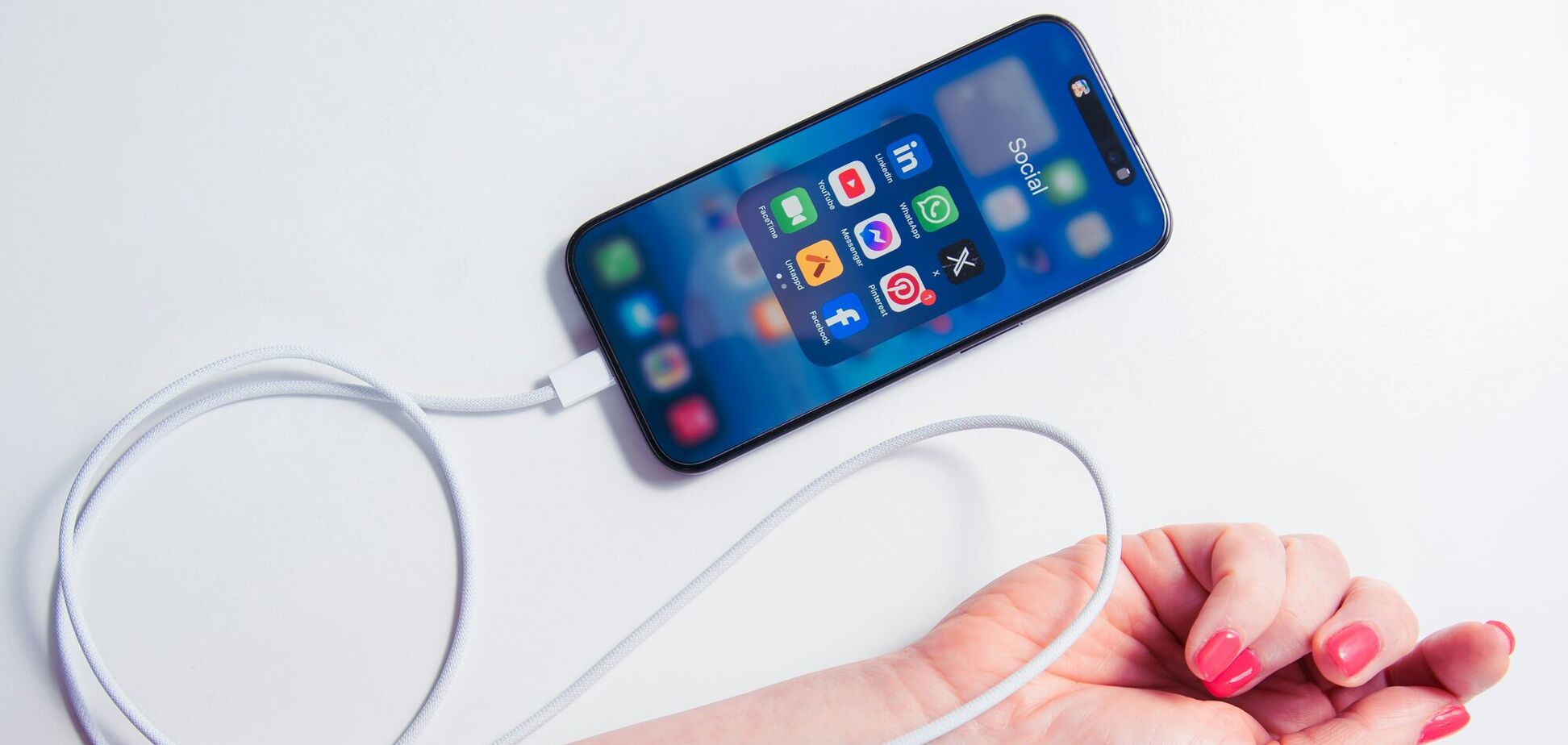 Слід памʼятати усім: що не можна підключати до USB-порту смартфона