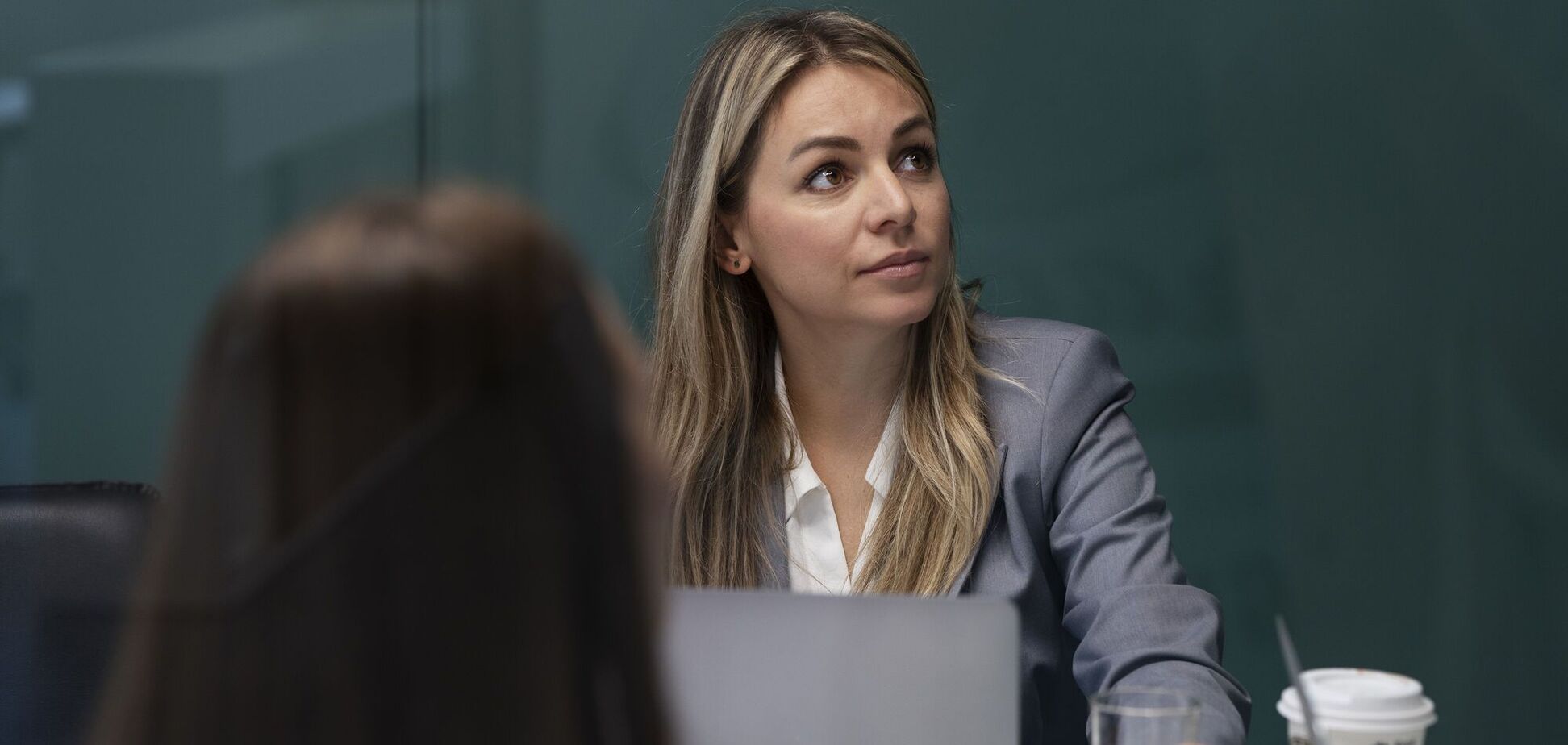 Кому в Україні платять високі зарплати