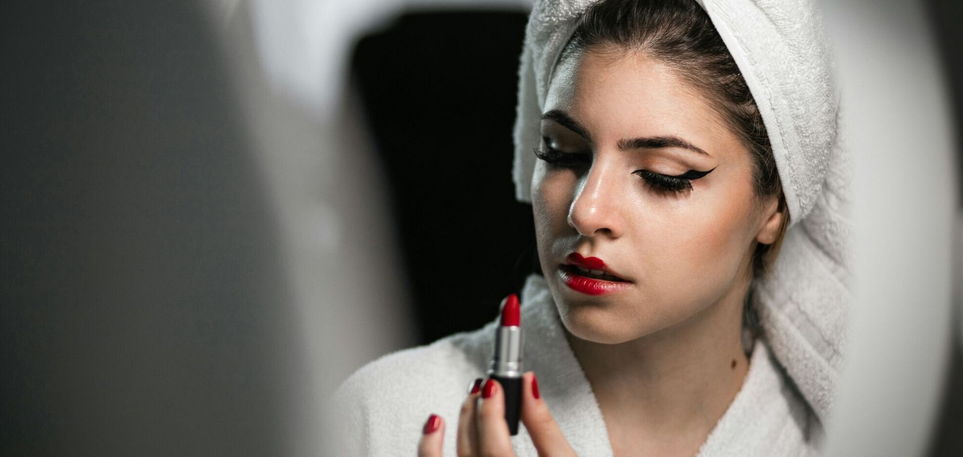 Как долго можно использовать тушь, помаду и крем для лица: знают единицы