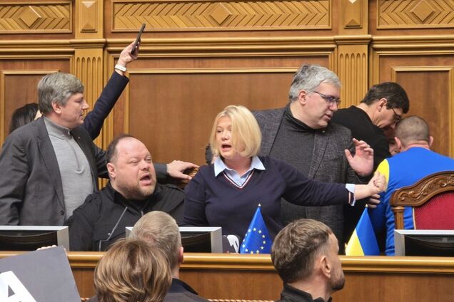 Лучшая оценка у 'Европейской солидарности': опрос показал, как украинцы оценивают деятельность фракций в Верховной Раде