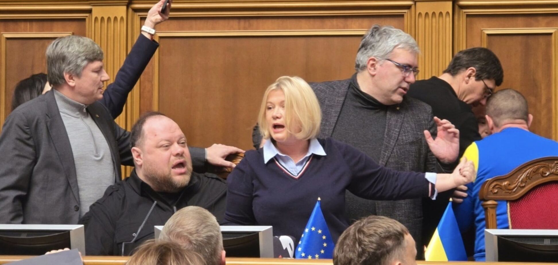 Найкраща оцінка в 'Європейської солідарності': опитування показало, як українці оцінюють діяльність фракцій у Верховній Раді