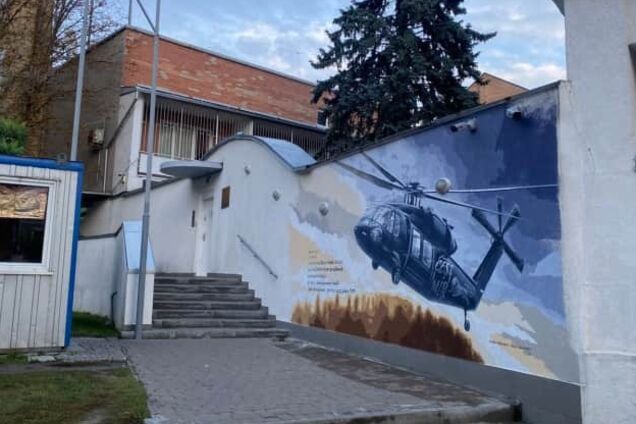 В центре Киева появился мурал с вертолетом, который приобрели за донаты чехов и передали ГУР. Фото
