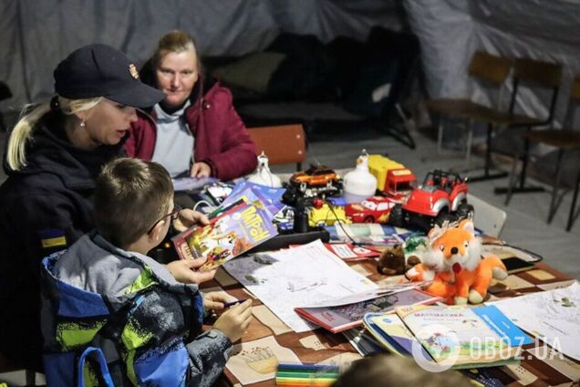 'Вы нас не бросили': в Шостке дети трогательно поблагодарили спасателей ГСЧС. Фото