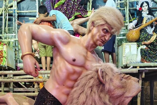 Виконувало роль демона: на фестивалі в Індії створили опудало, схоже на Трампа. Фото і відео