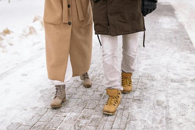 Не носите это зимой: подолог предупредила об опасной обуви