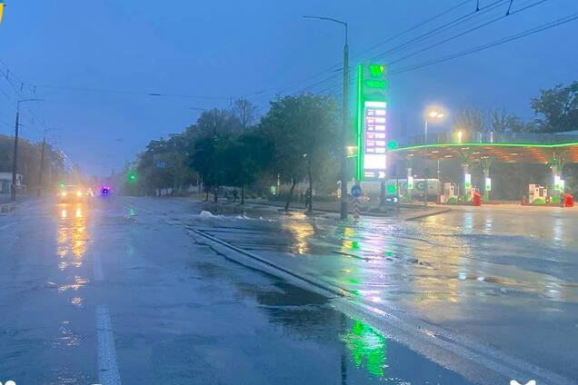 В Киеве прорвало трубу на улице Ильенко: движение авто перекрыто, подтопило станцию метро. Подробности, фото и видео