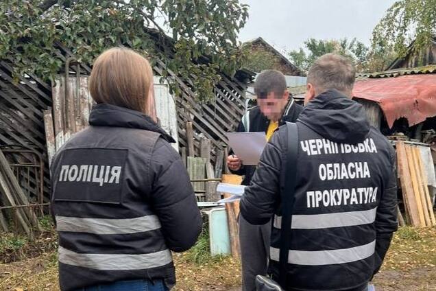 Сотрудники прокуратуры объявляют фигуранту о подозрении