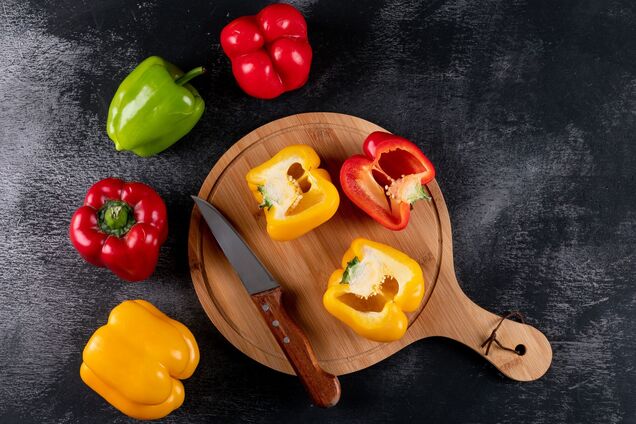 Как правильно разрезать перец, чтобы не рассыпать семена повсюду. Видео