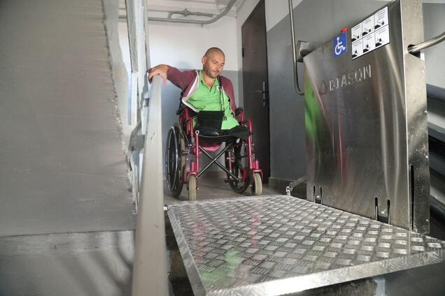 Для ветерана з інвалідністю в Дніпрі встановили унікальний підйомник: реалізовано перший у місті проєкт