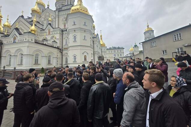 Вигукували прокльони і молитви одночасно: під час обшуків у Почаївській лаврі відбулися провокації УПЦ МП. Фото і відео