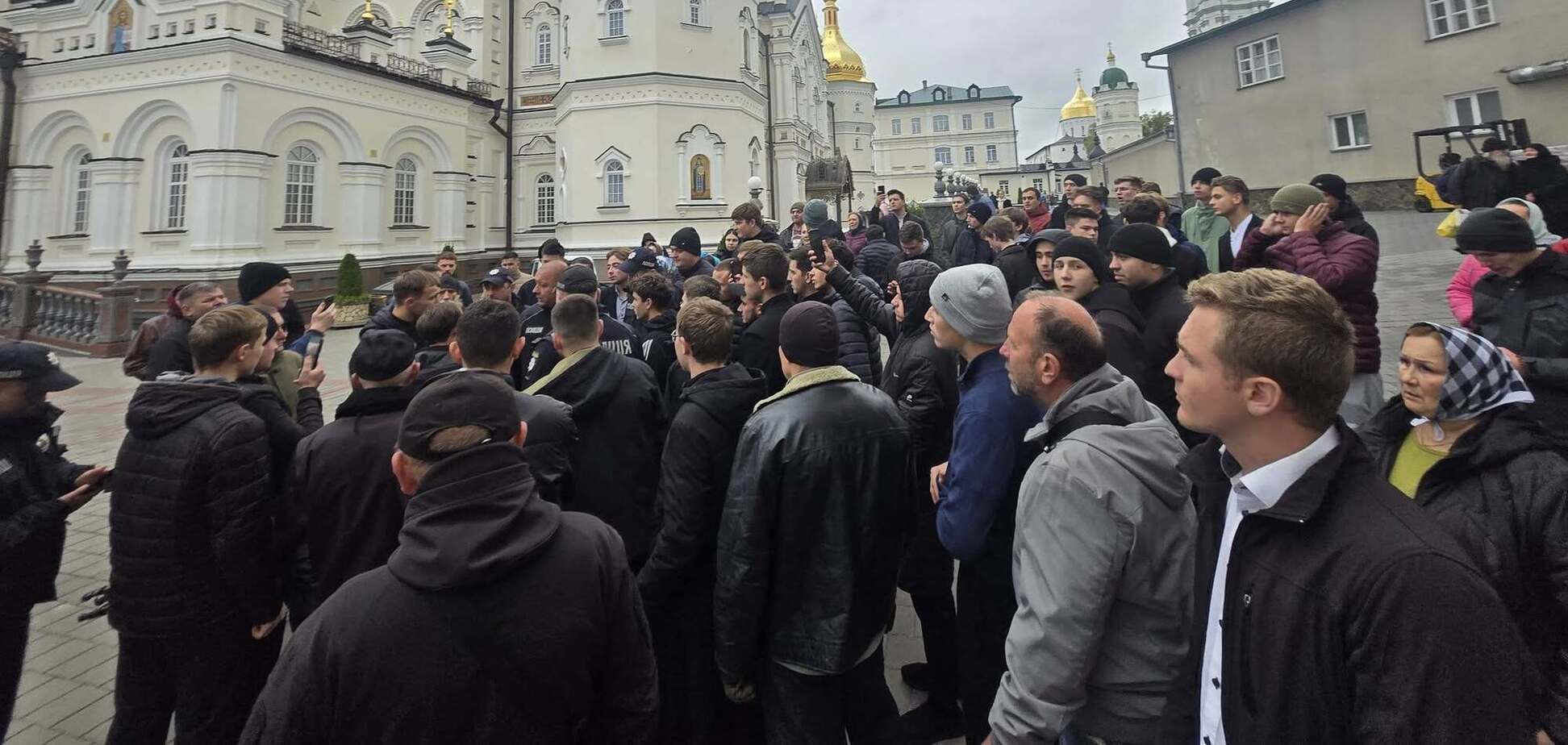 Выкрикивали проклятия и молитвы одновременно: во время обысков в Почаевской лавре произошли провокации УПЦ МП. Фото и видео