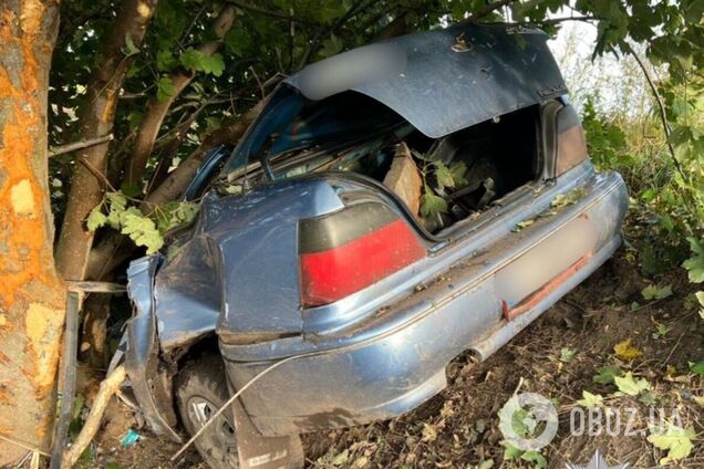 На Киевщине легковушка на скорости протаранила дерево: есть погибший. Подробности ДТП и фото