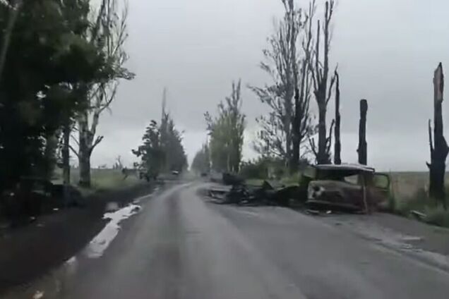 'Вот буханка, в ней сгорело пять бойцов': оккупант показал 'дорогу смерти' на Сумщине и пожаловался на украинские дроны. Видео